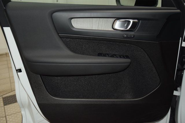 2025 Volvo XC40 B5 AWD Plus Dark Theme - 22953540 - 44