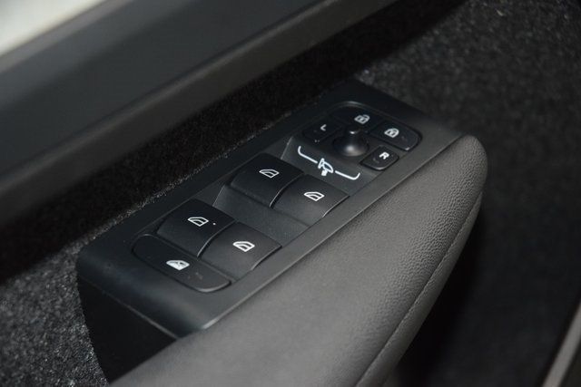 2025 Volvo XC40 B5 AWD Plus Dark Theme - 22953540 - 45