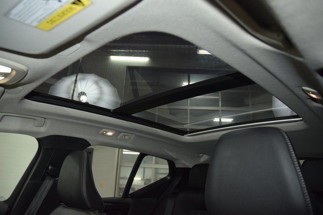 2025 Volvo XC40 B5 AWD Plus Dark Theme - 22953540 - 46