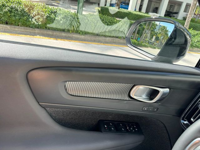 2025 Volvo XC40 B5 AWD Plus Dark Theme - 22941302 - 29