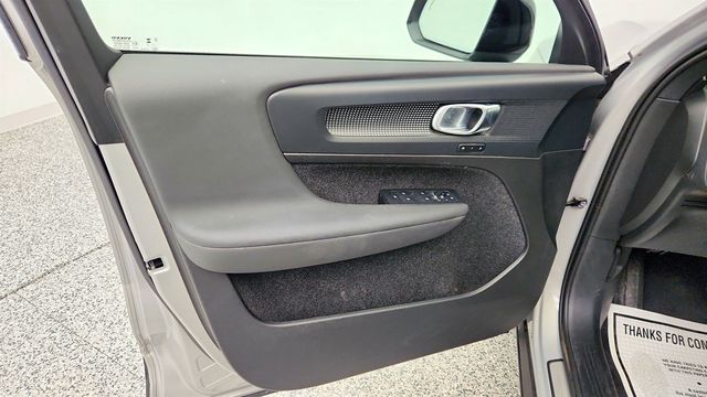 2025 Volvo XC40 B5 AWD Plus Dark Theme - 22965603 - 10