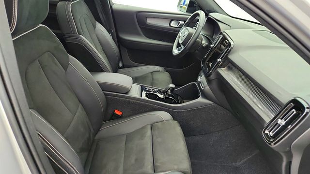 2025 Volvo XC40 B5 AWD Plus Dark Theme - 22965603 - 25