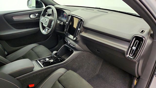 2025 Volvo XC40 B5 AWD Plus Dark Theme - 22965603 - 26
