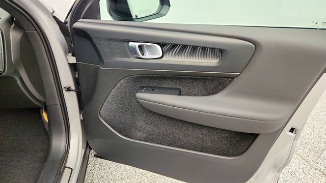 2025 Volvo XC40 B5 AWD Plus Dark Theme - 22965603 - 27