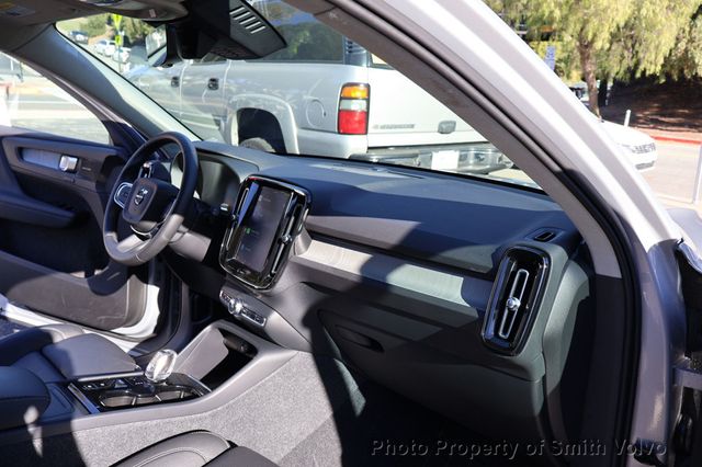 2025 Volvo XC40 B5 AWD Plus Dark Theme - 22961952 - 12