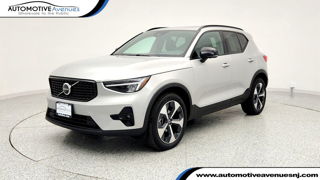 2025 Volvo XC40 B5 AWD Plus Dark Theme with Climate Package - 22965603 | Video 1