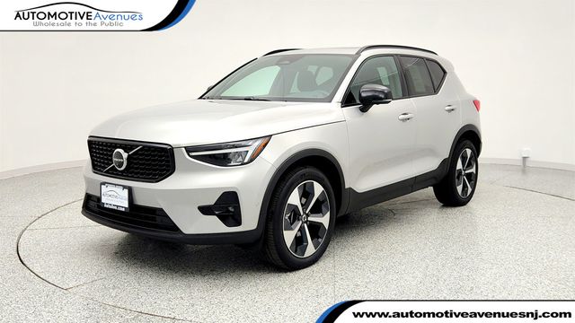 2025 Volvo XC40 B5 AWD Plus Dark Theme with Climate Package - 22965603 - 0