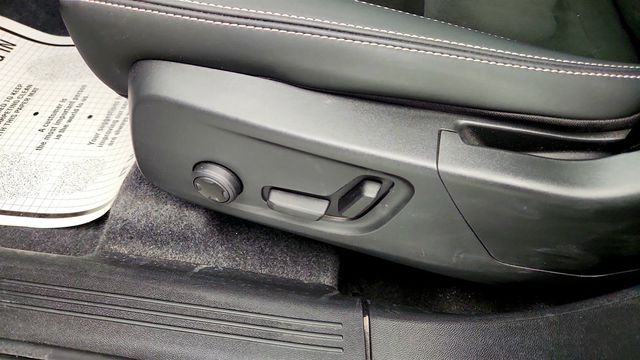 2025 Volvo XC40 B5 AWD Plus Dark Theme with Climate Package - 22965603 - 11