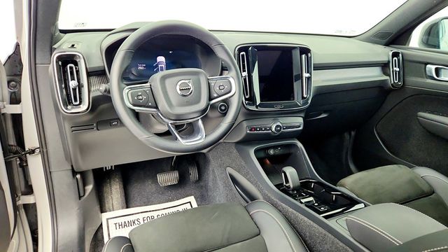 2025 Volvo XC40 B5 AWD Plus Dark Theme with Climate Package - 22965603 - 12