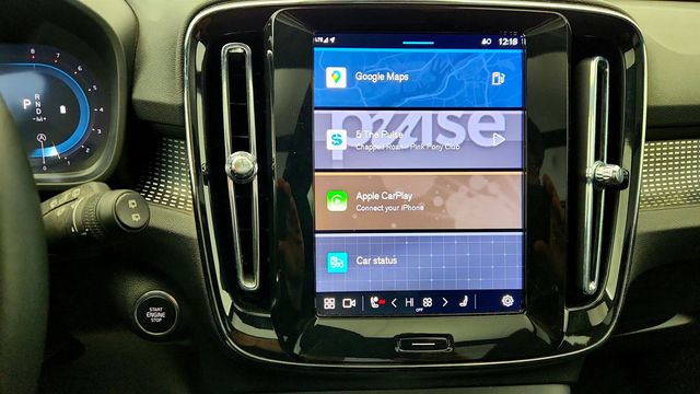 2025 Volvo XC40 B5 AWD Plus Dark Theme with Climate Package - 22965603 - 17