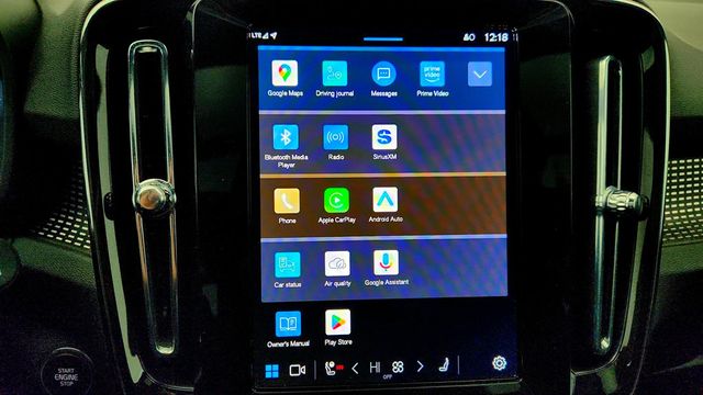 2025 Volvo XC40 B5 AWD Plus Dark Theme with Climate Package - 22965603 - 18