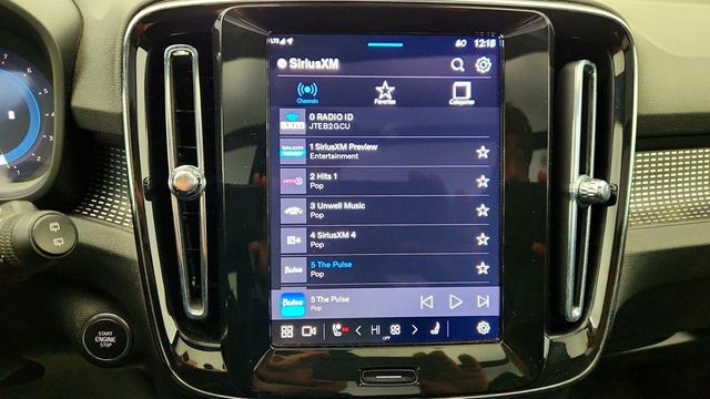 2025 Volvo XC40 B5 AWD Plus Dark Theme with Climate Package - 22965603 - 19