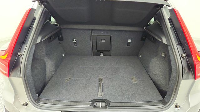 2025 Volvo XC40 B5 AWD Plus Dark Theme with Climate Package - 22965603 - 23