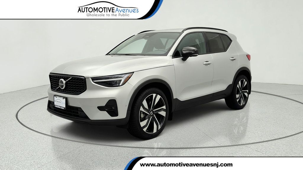 2025 Volvo XC40 B5 AWD Ultra Dark Theme - 23044131 | Video 1