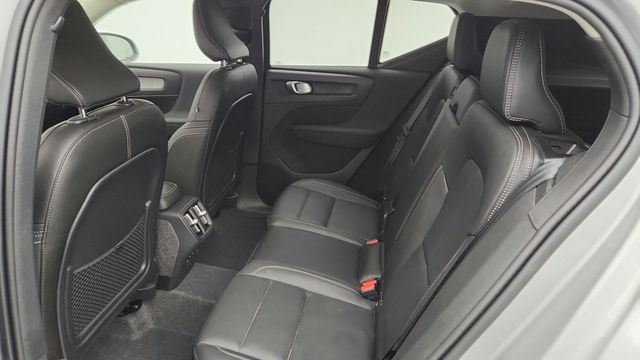 2025 Volvo XC40 B5 AWD Ultra Dark Theme - 23044131 - 18
