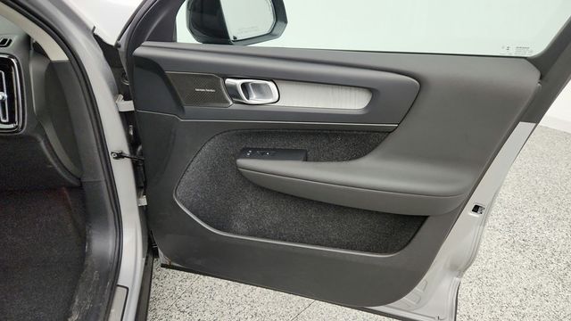 2025 Volvo XC40 B5 AWD Ultra Dark Theme - 23044131 - 22
