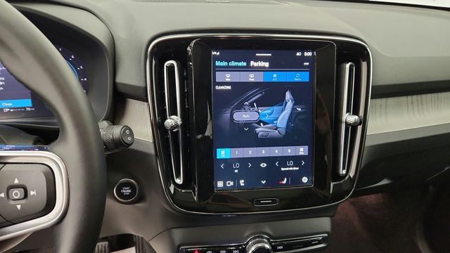2025 Volvo XC40 B5 AWD Ultra Dark Theme w/ Climate Package - 23044131 - 15