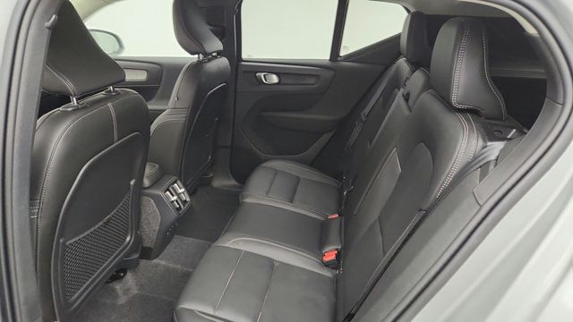 2025 Volvo XC40 B5 AWD Ultra Dark Theme w/ Climate Package - 23044131 - 18