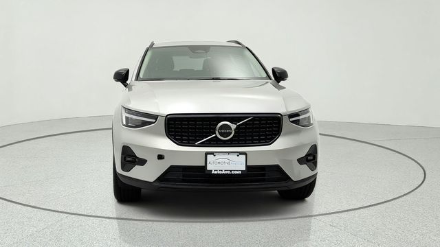2025 Volvo XC40 B5 AWD Ultra Dark Theme w/ Climate Package - 23044131 - 1