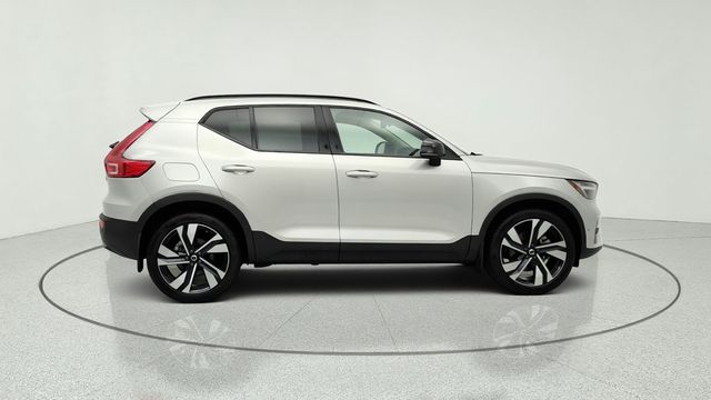 2025 Volvo XC40 B5 AWD Ultra Dark Theme w/ Climate Package - 23044131 - 3