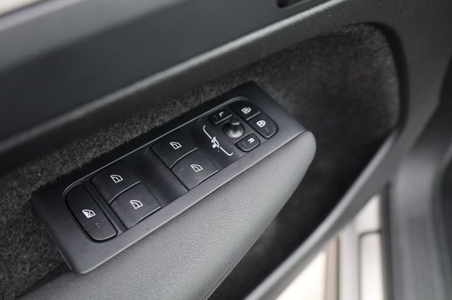2025 Volvo XC40 Plus Dark Theme - 23032473 - 38