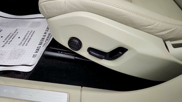 2025 Volvo XC60 B5 AWD Core with 19'' Wheels + Protection & Climate Packages - 22971165 - 11