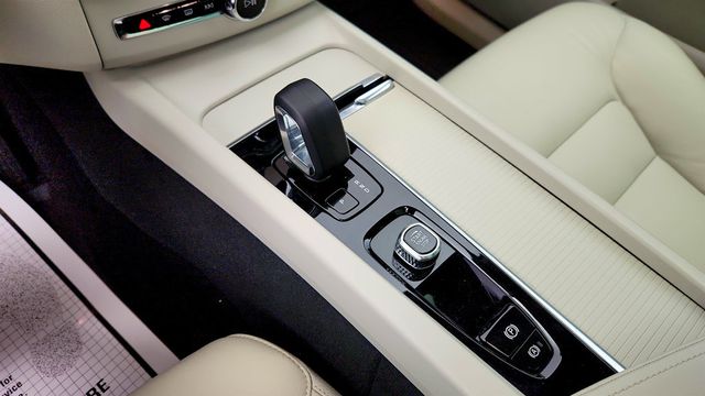 2025 Volvo XC60 B5 AWD Core with 19'' Wheels + Protection & Climate Packages - 22971165 - 16