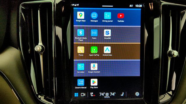 2025 Volvo XC60 B5 AWD Core with 19'' Wheels + Protection & Climate Packages - 22971165 - 18