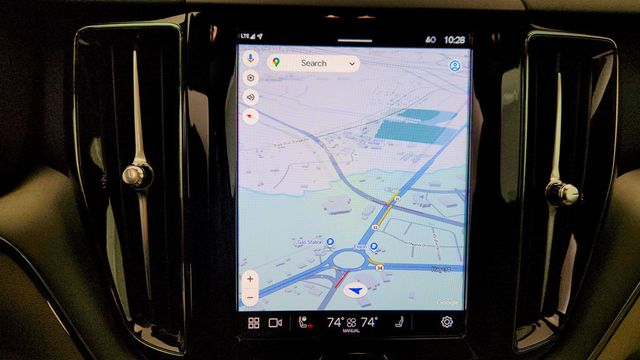 2025 Volvo XC60 B5 AWD Core with 19'' Wheels + Protection & Climate Packages - 22971165 - 19