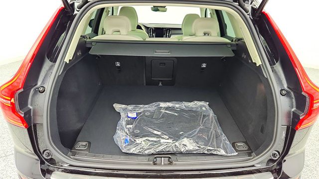 2025 Volvo XC60 B5 AWD Core with 19'' Wheels + Protection & Climate Packages - 22971165 - 22