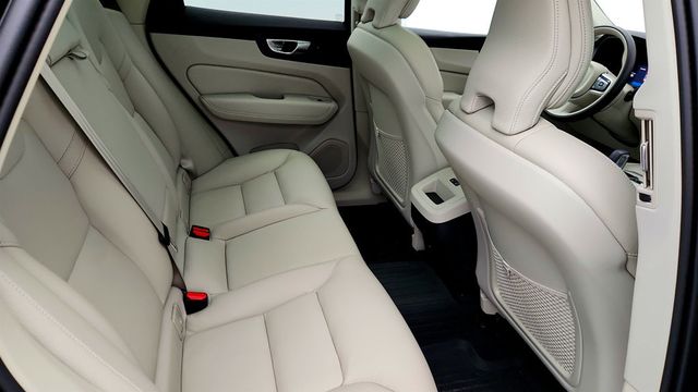 2025 Volvo XC60 B5 AWD Core with 19'' Wheels + Protection & Climate Packages - 22971165 - 23