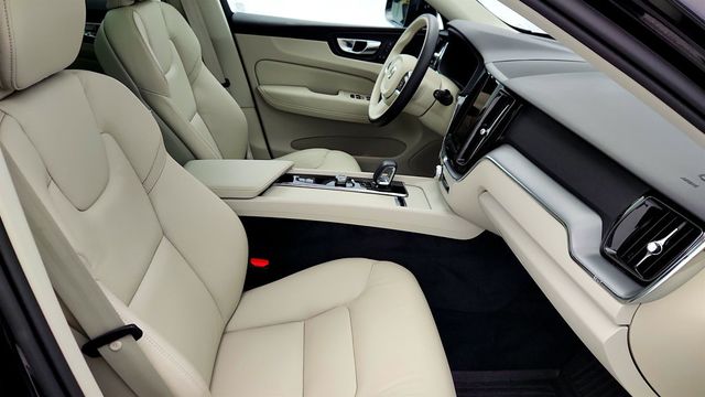 2025 Volvo XC60 B5 AWD Core with 19'' Wheels + Protection & Climate Packages - 22971165 - 24