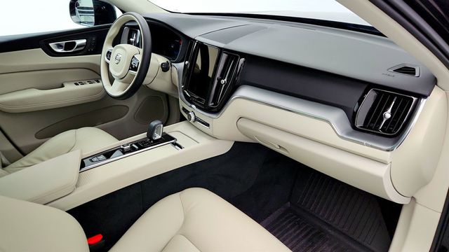 2025 Volvo XC60 B5 AWD Core with 19'' Wheels + Protection & Climate Packages - 22971165 - 25