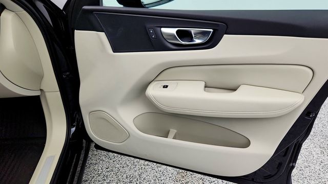 2025 Volvo XC60 B5 AWD Core with 19'' Wheels + Protection & Climate Packages - 22971165 - 26