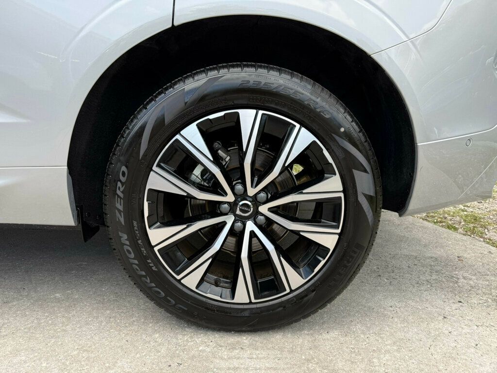 2025 Volvo XC60 B5 Plus photo 11