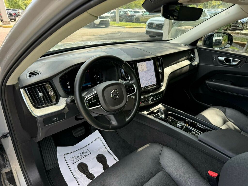 2025 Volvo XC60 B5 Plus photo 3