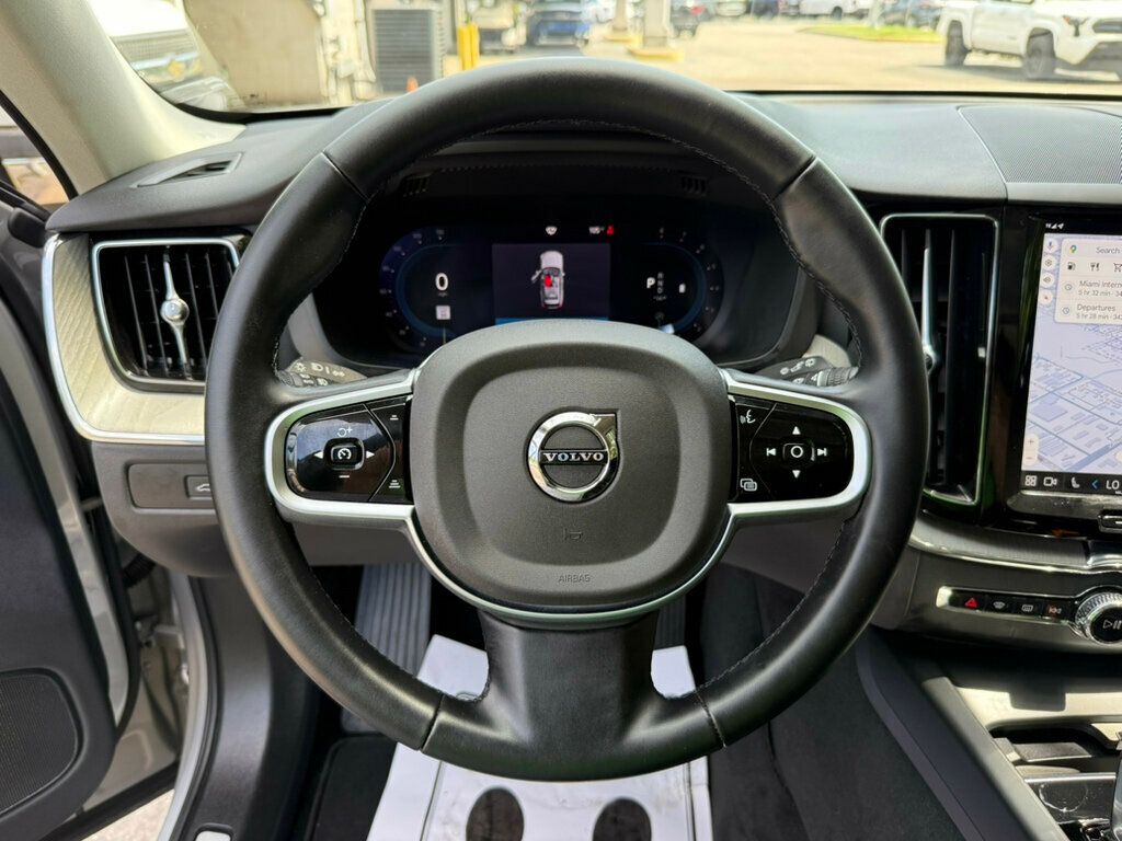 2025 Volvo XC60 B5 Plus photo 5