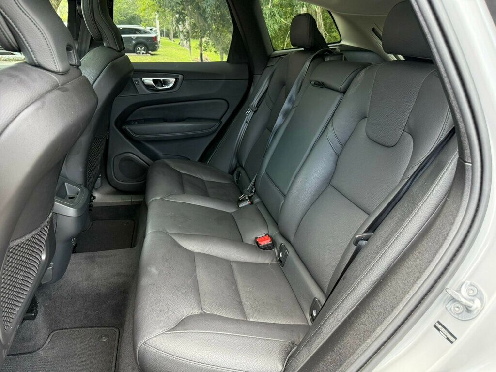 2025 Volvo XC60 B5 Plus photo 9
