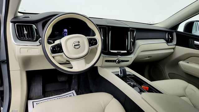 2025 Volvo XC60 B5 AWD Plus w/ 20'' Black Diamond Cut Alloy Wheels & Climate Pkg - 23057829 - 12