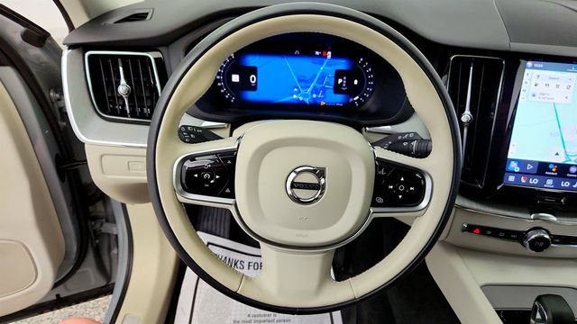 2025 Volvo XC60 B5 AWD Plus w/ 20'' Black Diamond Cut Alloy Wheels & Climate Pkg - 23057829 - 13