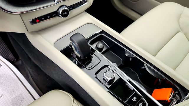 2025 Volvo XC60 B5 AWD Plus w/ 20'' Black Diamond Cut Alloy Wheels & Climate Pkg - 23057829 - 16
