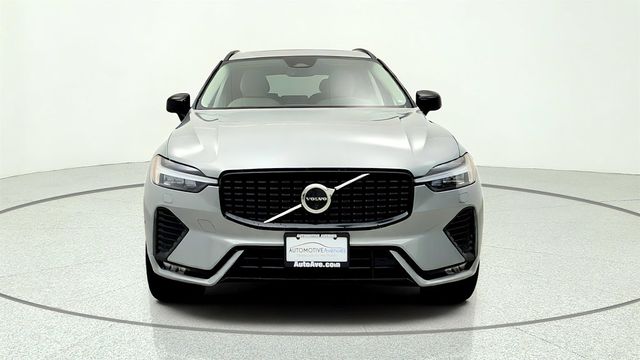 2025 Volvo XC60 B5 AWD Plus w/ 20'' Black Diamond Cut Alloy Wheels & Climate Pkg - 23057829 - 1