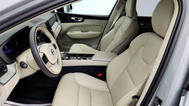 2025 Volvo XC60 B5 AWD Plus w/ 20'' Black Diamond Cut Alloy Wheels & Climate Pkg - 23057829 - 19