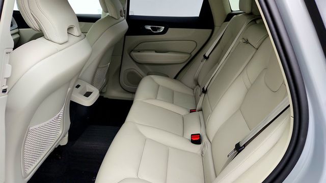 2025 Volvo XC60 B5 AWD Plus w/ 20'' Black Diamond Cut Alloy Wheels & Climate Pkg - 23057829 - 20