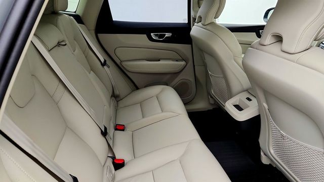2025 Volvo XC60 B5 AWD Plus w/ 20'' Black Diamond Cut Alloy Wheels & Climate Pkg - 23057829 - 22