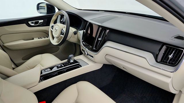 2025 Volvo XC60 B5 AWD Plus w/ 20'' Black Diamond Cut Alloy Wheels & Climate Pkg - 23057829 - 24