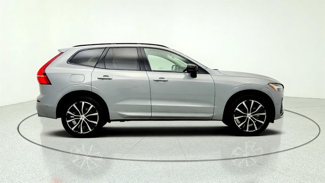 2025 Volvo XC60 B5 AWD Plus w/ 20'' Black Diamond Cut Alloy Wheels & Climate Pkg - 23057829 - 3