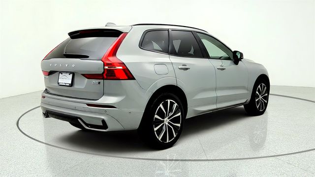 2025 Volvo XC60 B5 AWD Plus w/ 20'' Black Diamond Cut Alloy Wheels & Climate Pkg - 23057829 - 4