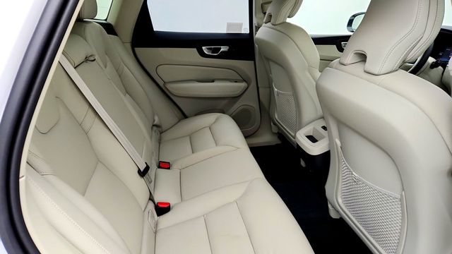 2025 Volvo XC60 B5 AWD Plus w/ Climate Pkg & 20'' Black Diamond Cut Wheels - 23089272 - 21
