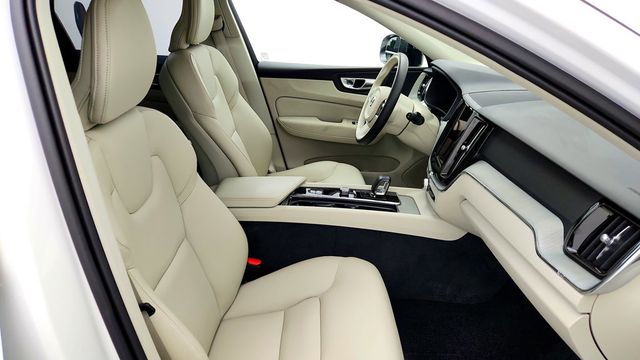2025 Volvo XC60 B5 AWD Plus w/ Climate Pkg & 20'' Black Diamond Cut Wheels - 23089272 - 22